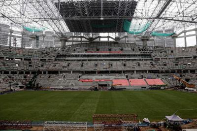 Pekerja sedang menyelesaikan pembangunan Jakarta International Stadium (JIS), Jakarta Utara, Selasa (23/11/2021).