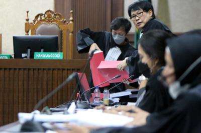 Terdakwa Direktur Utama PT Jazmina Asri Kreasi Jasmina Julie Fatima mengikuti sdang lanjutan di Pengadilan Tipikor, Jakarta, Selasa (23/11/2021).