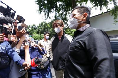 Aktor Rizky Billar saat tiba di Ditreskrimum Polda Metro Jaya, Jakarta Selatan, Selasa (23/11/2021).