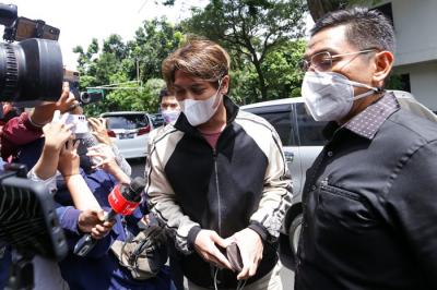 Aktor Rizky Billar saat tiba di Ditreskrimum Polda Metro Jaya, Jakarta Selatan, Selasa (23/11/2021).
