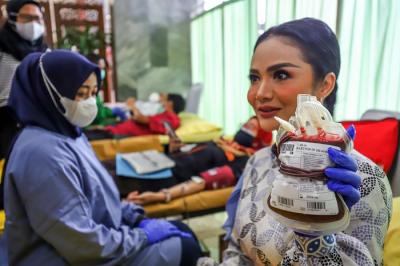 Duta Donor Darah Indonesia yang juga Anggota DPR Krisdayanti mengikuti aksi donor darah dalam rangka HUT Korpri ke-50 di Kompleks Parlemen.