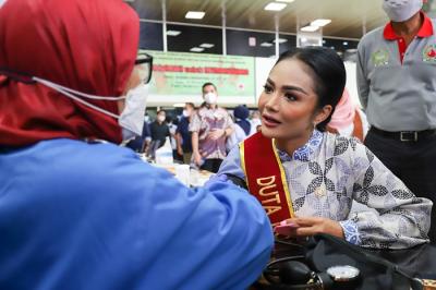 Duta Donor Darah Indonesia yang juga Anggota DPR Krisdayanti mengikuti aksi donor darah dalam rangka HUT Korpri ke-50 di Kompleks Parlemen.