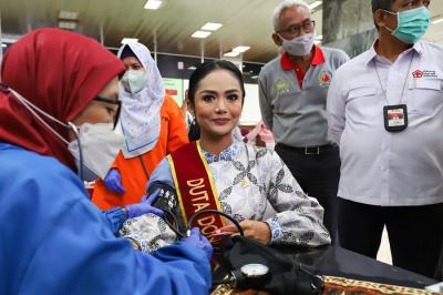 Duta Donor Darah Indonesia yang juga Anggota DPR Krisdayanti mengikuti aksi donor darah dalam rangka HUT Korpri ke-50 di Kompleks Parlemen.