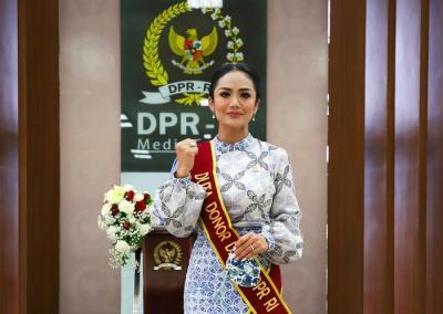 Duta Donor Darah Indonesia yang juga Anggota DPR Krisdayanti mengikuti aksi donor darah dalam rangka HUT Korpri ke-50 di Kompleks Parlemen.