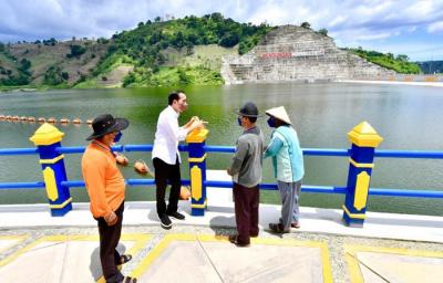 Presiden Joko Widodo meresmikan Bendungan Karalloe dalam kunjungan kerjanya ke Provinsi Sulawesi Selatan, pada Selasa, 23 November 2021.