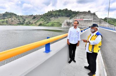 Presiden Joko Widodo meresmikan Bendungan Karalloe dalam kunjungan kerjanya ke Provinsi Sulawesi Selatan, pada Selasa, 23 November 2021.