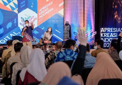 Menparekraf Sandiaga Salahuddin Uno, mendorong para pelaku ekonomi kreatif di Kota Makassar, Sulawesi Selatan.