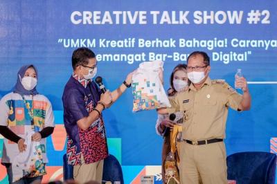 Menparekraf Sandiaga Salahuddin Uno, mendorong para pelaku ekonomi kreatif di Kota Makassar, Sulawesi Selatan.