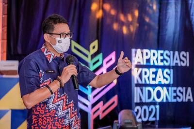 Menparekraf Sandiaga Salahuddin Uno, mendorong para pelaku ekonomi kreatif di Kota Makassar, Sulawesi Selatan.