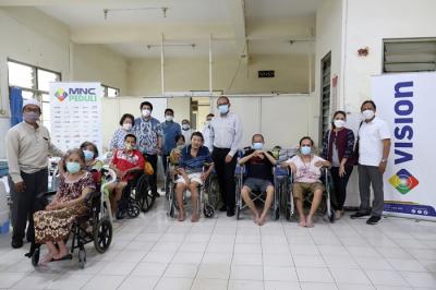 Penyerahan bantuan kepada wisma Sahabat Baru dalam kegiatan Corporate Social Responsibility melalui MNC Peduli di Jakarta Barat, Rabu (24/11/2021).