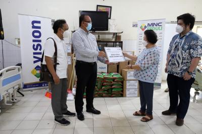 Penyerahan bantuan kepada wisma Sahabat Baru dalam kegiatan Corporate Social Responsibility melalui MNC Peduli di Jakarta Barat, Rabu (24/11/2021).
