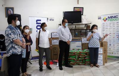 Penyerahan bantuan kepada wisma Sahabat Baru dalam kegiatan Corporate Social Responsibility melalui MNC Peduli di Jakarta Barat, Rabu (24/11/2021).