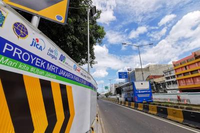 Suasana pengerjaan konstruksi proyek mass rapid Transit (MRT) fase 2 segmen CP 203 di Kawasan Glodok, Jakarta Barat, Selasa (23/11/2021).
