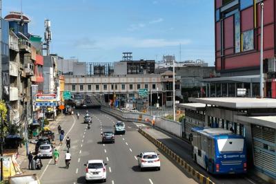 Suasana pengerjaan konstruksi proyek mass rapid Transit (MRT) fase 2 segmen CP 203 di Kawasan Glodok, Jakarta Barat, Selasa (23/11/2021).