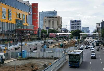 Suasana pengerjaan konstruksi proyek mass rapid Transit (MRT) fase 2 segmen CP 203 di Kawasan Glodok, Jakarta Barat, Selasa (23/11/2021).