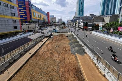 Suasana pengerjaan konstruksi proyek mass rapid Transit (MRT) fase 2 segmen CP 203 di Kawasan Glodok, Jakarta Barat, Selasa (23/11/2021).