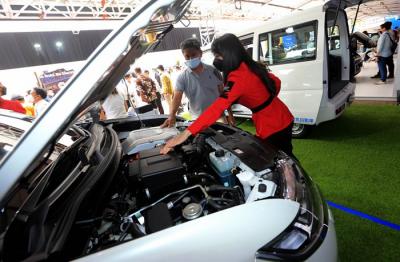 Kepala Staf Kepresidenan (KSP) Moeldoko didampingi sejumlah pejabat meresmikan pameran kendaraan listrik Indonesia Electric Motor Show (IEMS) 2021.