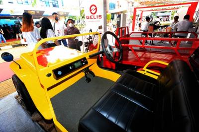 Kepala Staf Kepresidenan (KSP) Moeldoko didampingi sejumlah pejabat meresmikan pameran kendaraan listrik Indonesia Electric Motor Show (IEMS) 2021.