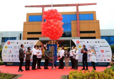Kepala Staf Kepresidenan (KSP) Moeldoko didampingi sejumlah pejabat meresmikan pameran kendaraan listrik Indonesia Electric Motor Show (IEMS) 2021.