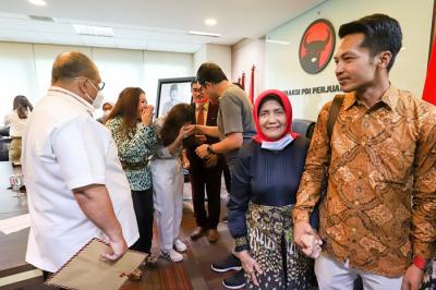 Perempuan yang mengaku sebagai keluarga anggota TNI, Anggiat Pasaribu (tengah) memohon maaf kepada Wasniar, Ibunda Arteria Dahlan (kiri) saat jumpa pers.