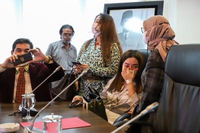 Perempuan yang mengaku sebagai keluarga anggota TNI, Anggiat Pasaribu (tengah) memohon maaf kepada Wasniar, Ibunda Arteria Dahlan (kiri) saat jumpa pers.