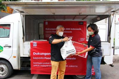 Bantuan kepada warga di Jalan Kalipasir, Menteng, Jakata Pusat, Rabu (24/11/2021).