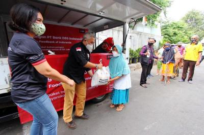 Bantuan kepada warga di Jalan Kalipasir, Menteng, Jakata Pusat, Rabu (24/11/2021).