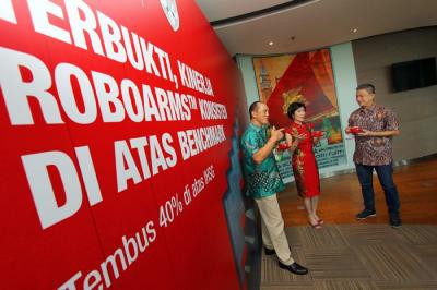 CEO Generali Indonesia Edy Tuhirman, Nasabah Generali Silvia Laura dan Chief Agency Officer Sastradinata berbincang bersama disela pertemuan dengan nasabah.