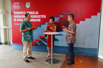 CEO Generali Indonesia Edy Tuhirman, Nasabah Generali Silvia Laura dan Chief Agency Officer Sastradinata berbincang bersama disela pertemuan dengan nasabah.