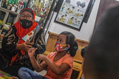 MNC Peduli memberikan bantuan peralatan pendidikan untuk anak-anak PAUD Flamboyan 4 Petojo Utara, Jakarta Pusat, Kamis (25/11/2021).