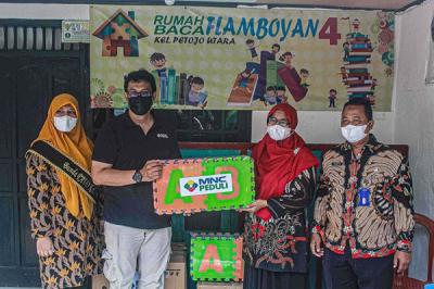 MNC Peduli memberikan bantuan peralatan pendidikan untuk anak-anak PAUD Flamboyan 4 Petojo Utara, Jakarta Pusat, Kamis (25/11/2021).