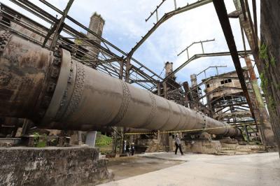 Petugas menunjukan rotary kiln (tempat pembuatan semen) di bekas pabrik semen Indarung I, PT Semen Padang, Indarung, Sumatera Barat, Rabu (24/11/2021).