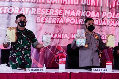 Konferensi pers hasil Operasi Nila Jaya 2021 dan Pemusnahan Barang Bukti 1,74 Ton Narkotika di Polda Metro Jaya, Jakarta Selatan, Kamis (25/11/2021).