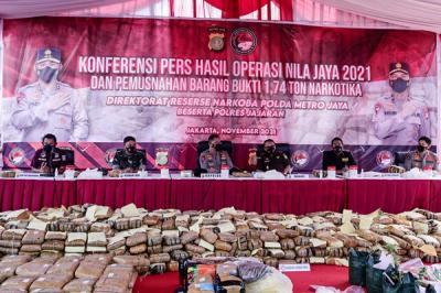 Konferensi pers hasil Operasi Nila Jaya 2021 dan Pemusnahan Barang Bukti 1,74 Ton Narkotika di Polda Metro Jaya, Jakarta Selatan, Kamis (25/11/2021).