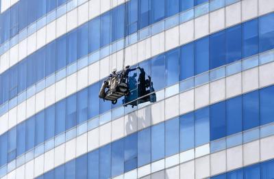 Pekerja melakukan perawatan bagian kaca pada salah satu gedung bertingkat di kawasan Jakarta Selatan, Jumat (26/11/2021).