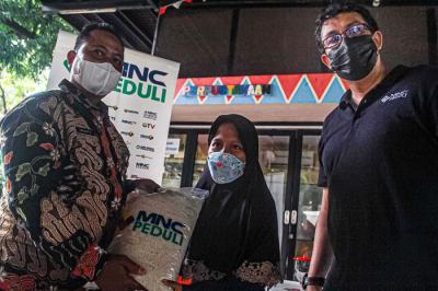 MNC Peduli membagikan paket beras untuk para difabel dan lansia di RPTRA Kejora, Jakarta Pusat, Kamis (25/11/2021).