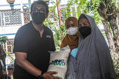 MNC Peduli membagikan paket beras untuk para difabel dan lansia di RPTRA Kejora, Jakarta Pusat, Kamis (25/11/2021).