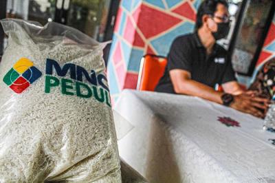 MNC Peduli membagikan paket beras untuk para difabel dan lansia di RPTRA Kejora, Jakarta Pusat, Kamis (25/11/2021).