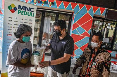 MNC Peduli membagikan paket beras untuk para difabel dan lansia di RPTRA Kejora, Jakarta Pusat, Kamis (25/11/2021).