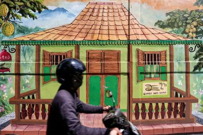 Petugas PPSU menyelesaikan pembuatan mural bertema 'Kota Jakarta' di kawasan Tanah Kusir, Kebaroyan Lama, Jakarta Selatan, Jumat (26/11/2021).
