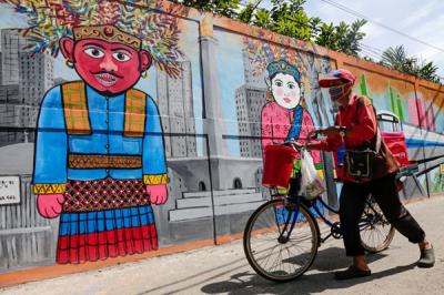 Petugas PPSU menyelesaikan pembuatan mural bertema 'Kota Jakarta' di kawasan Tanah Kusir, Kebaroyan Lama, Jakarta Selatan, Jumat (26/11/2021).