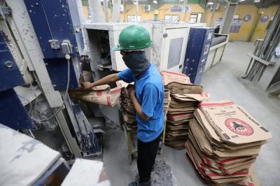 Pekerja melakukan pengemasan semen di Packer Pabrik Indarung, Padang, Sumatera Barat, Jumat (26/11/2021).