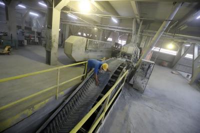 Pekerja melakukan pengemasan semen di Packer Pabrik Indarung, Padang, Sumatera Barat, Jumat (26/11/2021).
