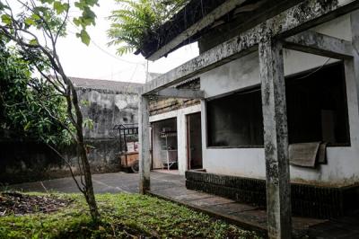 Pengendara sepeda motor melintas di depan rumah milik terpidana kasus korupsi Tan Edy Tansil alias Tan Tju Fuan alias Eddy Tansil di Jalan Wijaya Timur Raya.