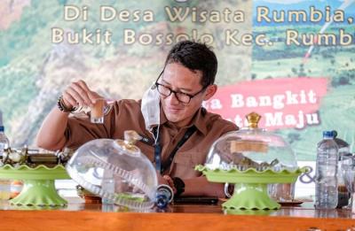 Menparekraf Sandiaga Salahuddin Uno mengunjungi destinasi wisata Bukit Bossolo di Kabupaten Jeneponto, Sulawesi Selatan.