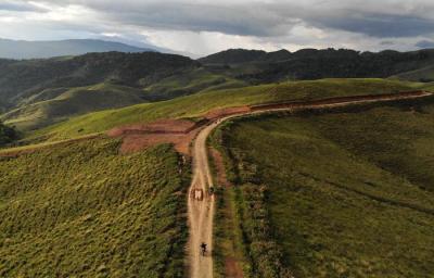 Para tukang ojek seko berusaha mengendalikan sepeda motor yang dipenuhi barang bawaan di Kecamatan Seko, Kabupaten Luwu Utara, Sulawesi Selatan.