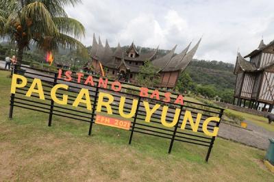Pengunjung berfoto di halaman Istano Basa Pagaruyung, Batusangkar, Kabupaten Tanah Datar, Sumatera Barat, Sabtu (27/11/2021).