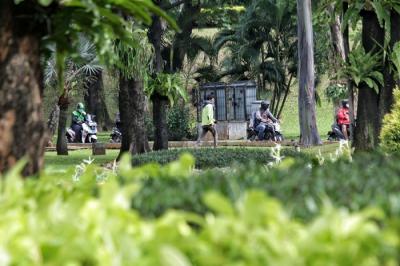 Pengendara melintas ruas jalan di kawasan Ruang Terbuka Hijau (RTH), Semanggi, Jakarta, Sabtu (27/11/2021).