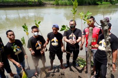 Aksi peduli lingkungan di Desa Bontoloe, Kecamatan Galesong, Kabupaten Takalar, Minggu (28/11/2021).
