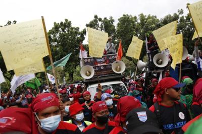Sejumlah buruh menggelar aksi unjuk rasa menolak upah minimum provinsi (UMP) di depan Balai Kota DKI Jakarta, Senin (29/11/2021).